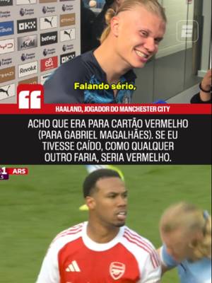 O Haaland não caiu após 'encarada' com Gabriel Magalhães, mas falou isso aí... Qual é a sua opinião, fã de esportes? A Premier League está mais aberta do que nunca. Com a vitória do Manchester City para cima do Arsenal em clássico disputado no Etihad Stadium neste domingo (19), por 2 a 1, a equipe azul, que tem um jogo a menos, está agora apenas três pontos atrás do rival na tabela. Agora, o City foi aos 67 pontos e depende apenas de si para ser campeão. Os comandados de Pep Guardiola erguerão mais uma taça da Premier League caso vençam todos os jogos que ainda lhe restam no campeonato. Por outro lado, os Gunners, com 70 pontos, ainda têm a vantagem na tabela, e tentam caminhar para um título que não vem desde 2003/04. 👉 Assista à Premier League pela ESPN no Plano Premium do #DisneyPlus   #PremierLeagueNaESPN #Arsenal #ManchesterCity #Recap