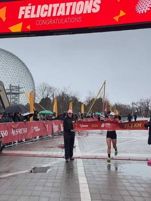 Anne-Marie Comeau, notre championne québécoise de demi-marathon 🥹 Une course solide, du début à la fin.  Temps officiel : 1:12:13  Notre réaction : 🥵 #21k #raceday #Running #runner #mtl 