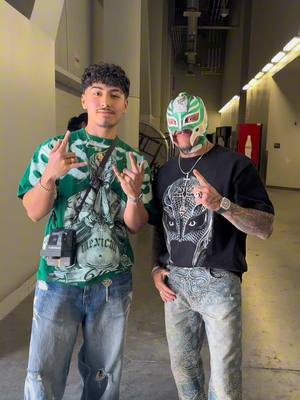 Giving Rey Mysterio the mask I made him @Hayashi @WWE @WWE Español @Selección Nacional #WWE #reymysterio #mask #polaroid 