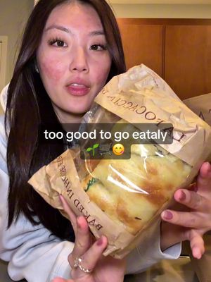 what’s in my eataly too good to go bag 😋🛒 @Too Good To Go #toogoodtogo #toogoodtogobag #savingmoney #groceryshopping 