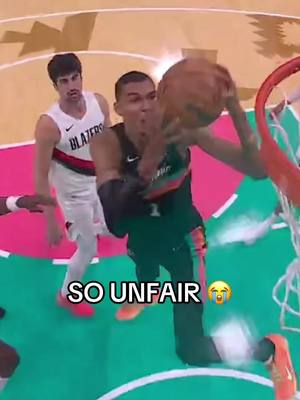 WEMBY REALLY AN ALIEN BRO 💀 Tune into NBA Playoffs to catch more insane plays like this #wemby #victorwembanyama #basketball #NBA #hoops 