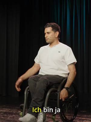 S*x mit Rollstuhl? ♿️ Die Antwort wird dich überraschen… Und die Gebärdensprach-Dolmetscherin hat den Job ihres Lebens! 🤟😂 #comedydeutschland #standupgermany #lustigevideos #schwarzerhumor #lachenistgesund