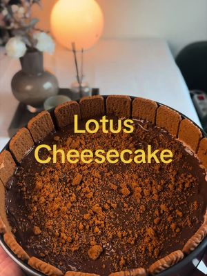Vad tycker du om resultatet? 🙄🔥 Recept 👇🏽 Biscoff & Nutella Cheesecake  No bake, easy to make.  Ingredienser - 150 g vispgrädde (heavy whipping cream)   - 300 g philadelphiaost/cream cheese (rumstempererad)   - Nutella (hälften till fyllningen)   - 250 g Biscoff-kakor (smula: hälften till fyllning + topping)   - 50 g smält smör   Instruktioner 1. Gör botten: Krossa Biscoff-kakorna till fina smulor (matberedare fungerar bäst). 2. Blanda smulorna med det smälta smöret tills det liknar “vått sand”. 3. Tryck blandningen hårt i botten (och valfritt lite upp på kanterna) i en springform på 17 cm x 6 cm. 4. Ställ botten i frysen medan du förbereder fyllningen. 5. Gör fyllningen: Blanda rumstempererad cream cheese med hälften av Nutellan i en skål (använd spatel eller träslev; använd inte visp/vispa med visp). 6. Tillsätt hälften av Biscoff-smulorna och blanda tills det blir slätt. 7. I en separat ren och torr skål: vispa vispgrädden tills mjuka toppar bildas. 8. Vänd försiktigt ner den vispade grädden i cream cheese + Nutella + Biscoff-blandningen med en spatel. 9. Häll fyllningen över botten och jämna till toppen. 10. Knacka försiktigt formen mot bänken för att frigöra luftbubblor och jämna till fyllningen. 11. Låt stelna: Frys i 4 timmar eller kyl i minst 6 timmar. 12. Toppa: När den har stelnat, strö Biscoff-smulorna över den färdiga cheesecaken. 13. Skär upp, servera och njut! #cheesecake #nobake #baka #fördig #enklarecept 