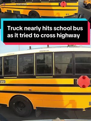 A truck driver's dashcam captured the moment a school bus stopped in the middle of a highway intersection in Louisiana, forcing the driver to slam on the brakes. The close call happened on Monday along U.S. Route 61 in New Orleans. #truck #bus #schoolbus #lousiana #neworleans 