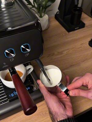 دي اسهل طريقة تعلمك ازاي تفوم و تعمل لاتيه ارت ..  #alfy_coffee #coffee #frothing #latteart #fypシ゚viral 