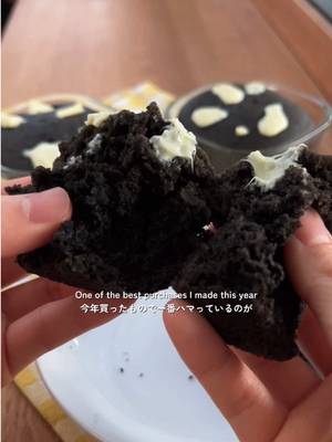 In my steamer basket era ✨ and obsessed with making all kinds of steamed cakes lately 🥹 I need to show you my chocolate version next because I’ve been making it on repeatttt! 最近、完全にせいろブーム ✨ 蒸しケーキいろいろ作るのにハマってる🥹 チョコバージョンも最近ずっと作ってるから、次はそれも紹介するね！ 日本語のレシピはコメントにあります❤️ BLACK SESAME & WHITE CHOCOLATE MUSHI-PAN (STEAMED CAKE) INGREDIENTS: 1 egg 40g light brown sugar 30g neutral oil 60g soy milk (or milk of choice) 60g cake flour 30g black sesame powder Pinch of salt 1 tsp baking powder INSTRUCTIONS: 1. Soak your steamer basket in water for 10–15 minutes (if using bamboo). 2. Lightly grease 3–4 small heatproof bowls. 3. Bring water in your pot to a boil while you prepare the batter. 4. Whisk egg and sugar until well combined. 5. Add oil and soy milk (or milk of choice), mix until smooth. 6. Sift in flour and black sesame powder, add a pinch of salt, and gently fold. 7. Fold in baking powder just before pouring. 8. Pour into molds and steam over medium-high heat for 10–15 minutes, until a toothpick comes out clean. 9. Optional: add white chocolate while still warm. 10. Enjoy! Itadakimasu ✨ #steamer #blacksesame #蒸しパン #黒胡麻 