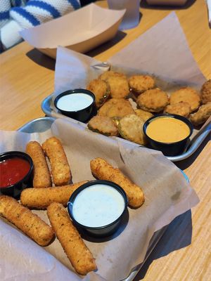 went in for wings… stayed for the bottomless apps and I’m not mad about it 😭🍗🍟 #buffalowildwingspartner @Buffalo Wild Wings 