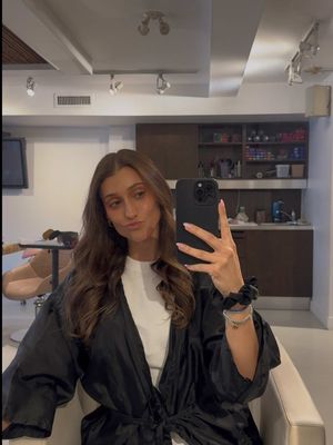 They call it the ‘latte brondette’🤎 @haiirbyval absolutely nailed it😍 #minivlog #Vlog #hairstyles #lattebrondette 