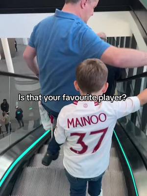 His face when he got to meet Mainoo’s family 😭❤️ @Jordan  #risingballers #fyp #viral #footy #manutd 