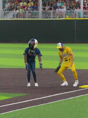 Nothing to see here, just two dudes groovin’😮‍💨 #savannahbananas #bananaball #dancing #trending #indianapolisclowns 