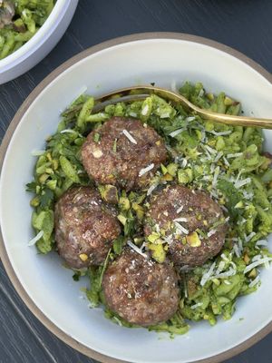 What I ate on this day while preparing to conceive 🤰🏻👀 Want to hear something wild? Improving nutrient intake before you get pregnant has a bigger impact on pregnancy outcomes than solely changing what you eat during pregnancy… 😲 Now let me be clear— it’s never too late to benefit from a healthy diet (and eating nutrient dense foods in pregnancy matters a whole lot too), but I hope this also provides some relief to any of you that have struggled to eat as healthy as you’d like during pregnancy because of nausea, food aversions, etc. (and hopefully a little motivation too 🤭) Also keep in mind that this is ONE day of eating, and anytime I’m filming one of these, I’m more conscious of what & when I’m eating and randomly snacking less. - #preconception #preconceptionhealth #preconceptionnutrition #healthypregnancy #pregnancynutrition