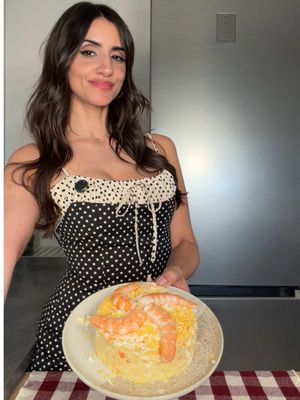 Ensaladilla de langostinos 🦐 Me encanta la ensaladilla en todas sus versiones, pero creo que esta es una de mis favoritas 😍 🗒️ INGREDIENTES: -Patatas -Zanahoria -Huevos -Langostinos cocidos -Cebolla -Algún encurtido como pepinillos, alcaparras, piparras… (el que más te guste, incluso todos si lo prefieres) Para la mayonesa: -1 huevo -200ml de aceite de oliva suave (o el que quieras) -Sal -Opcional un diente de ajo #recetascaseras #ensaladilla #langostinos #recetasfaciles #cocinaespañola 