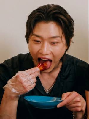 The XO, Kitty cast developed a serious love (and expertise) for Korean fried chicken while filming in Korea—and yes, Sang Heon Lee is definitely no exception 😉 So we had them rank each other’s go-to orders to build the ultimate KFC tier list. The results? You’ll have to see for yourself. Watch the full video live now on our YouTube channel or click the link in our bio 🎥 Stream Season 3 of XO, Kitty now on @netflix! #XOKitty #sangheonlee