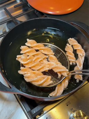 This food scares me… #thefoodguy #pasta #oil #fried #foodhack 