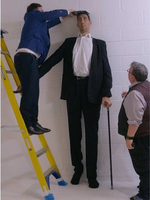 Guinness World Records ICON Sultan Kösen is set to defend his tallest man title in a brand new documentary from @wilddreamfilms  The World’s Tallest Man - The Next Chapter will adopt on @Channel 4 in the UK at 10 p.m. on 27 April. It follows the former farmer from his home in Türkiye as he travels back to London, UK, for a series of medical tests.