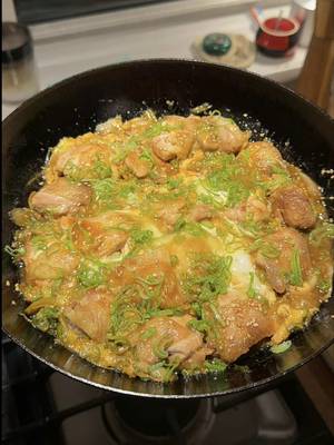 a spring-y oyakodon with yuzu kosho and lots of scallions 🌱 Ingredients (2 servings): 3 boneless skin-on chicken thighs 2 large spring onions (or ~4 regular scallions)  Sesame seeds  2 eggs Sauce: 1.5 Tbsp soy  2 Tbsp mirin  1 Tbsp sake  1 Tbsp vinegar  1 tsp yuzu kosho 1/2 tsp dashi powder 1/2 tsp sugar  1 Tbsp water
