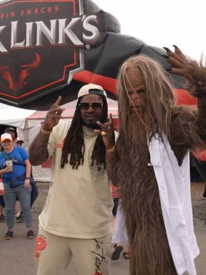 Beast meets Beast 🤝 Marshawn Lynch spotted at the Jack Link’s 500 👀
