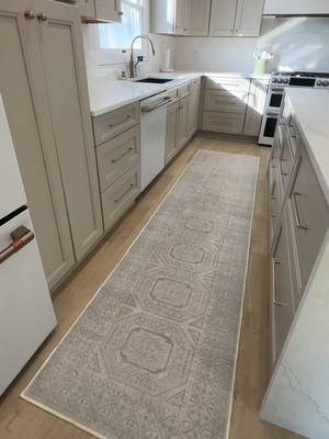 Everything happens in the kitchen — make sure you have a rug that can keep up. 📸 @diy_likenew Rug: Harlow — Sage/Natural #washablerug #homedecor #madefortogether