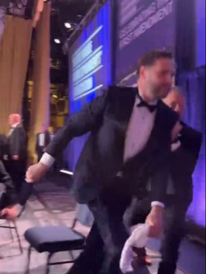 🚨 Vice President JD Vance was escorted out by the Secret Service, followed by agents quickly surrounding President Donald Trump after an incident at the annual White House Correspondents’ Association Dinner 🎥: Getty