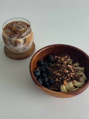 Not me waking up excited just to make this again 😭 Yogurt bowl 💕banana, blueberries, Greek yogurt, granola And iced latte ☕️ If I could eat this every day, I actually would 🙈 What are you having for breakfast these days? 👀