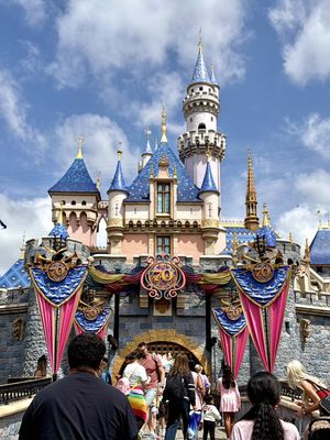 i actually am in love with her tho… @Disney Parks i could stay here forever 🩷 i love u, disneyland <3   #disneyland #disney #california #castle #mickeymouse 