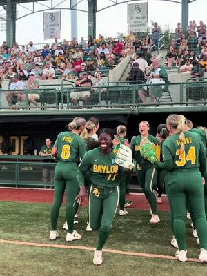 We’ll miss you seniors! Sic ‘Em forever 🥹  @Baylor Softball #SicEm