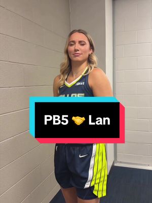 An Aussie’s touched down in D-Town 🤝 #WNBA #dallaswings #mediaday #paigebueckers #alannasmith 