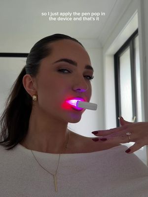$400+ at the dentist… or this? Just 10 minutes a day🤏🏻🤏🏻 #teethwhitening #oralcare #ad 