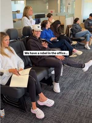 There’s always one👀🧐 #KANEfootwear #officelife 