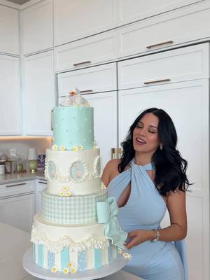 Can't wait for my silly little goose 🥹🩵🪿 I loveee how it turned out!! Vanilla cake with dulce de leche & nuez filling, everyone's fave 😋