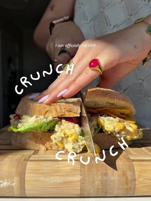 ad the ULTIMATE chickpea tuna & sweetcorn sarnie… glow’d up with @Heinz UK & Ireland & @Walkers Crisps !! 🤭🌽🦐🧄  I personally do not think my lunchbox has ever looked quite so good thanks to the PERFECT addition of Heinz Garlic Mayo & Walkers Prawn Cocktail Crisps into my pretty elite chickpea & sweetcorn filling… if I do say so myself HEHE.  Ugh seriously, dream rotation. We really went all in on this one & I’m never buying a £4 meal deal ever again. I swear. 👀 The creaminess of the garlic mayo, the tang of the prawn cocktail… GUYS you simply must try it. Recipe below !!  👩🏼‍🍳 Chickpea & Sweetcorn  - will fill 2/3 sarnies! 👩🏼‍🍳 - 1tbsp Heinz Garlic Mayo - 250g Chickpeas (I’m using queen chickpeas as the texture slaps) - 1tbsp Greek Yoghurt - 0.5tsp Wholegrain Mustard - 2tbsp Crinkle Cut Pickles - 120g Sweetcorn - 1tbsp Lemon Juice - Salt & Pepper - 1tsp Dried Parsley  Simply mash your chickpeas & combine the above for your chickpea & sweetcorn mix!  Assemble your sarnie with… 🥪 2 x Slices of Sourdough 🧄 1tbsp Heinz Garlic Mayo 🥬 Baby Gem Lettuce 🌽 Chickpea & Sweetcorn Mix 🧅 Pickled Red Onions 🦐 Walkers’ Prawn Cocktail Crisps  Enjoy that lunchbox glow up divas !! XXXX #GoAllIn #ElevateYourLunch