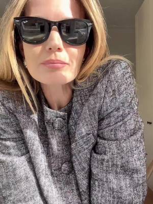 Ready, ready.  @camillaandmarc jacket, #rylan heels, bag and earrings, @Ray-Ban glasses, @Mango denim.