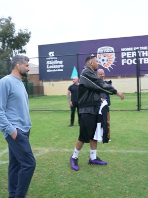 UFC 🤝 #PerthGloryFC O Carlos Prates e o Beneil Dariush foram conhecer o clube da cidade antes do #UFCPerth! ⚽️ [ Sábado (2) | card preliminar às 5h e card principal às 8h | Ao vivo SOMENTE no @ParamountPlusBR ] #UFC #MMA #TikTokEsportes