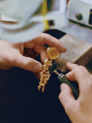 Our new timepiece shaped by nature. At the heart of the Établisseurs Galets lies Calibre 3098. Hand‑grained bridges, refined finishes and patient adjustment reveal the rare level of craftsmanship practiced within the Atelier des Établisseurs. #AudemarsPiguet #AtelierDesEtablisseurs