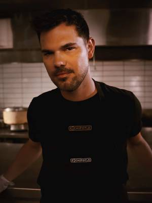 it's gettin kinda hot in here @Taylor Lautner 🌶️🔥 chipotle honey chicken is available now