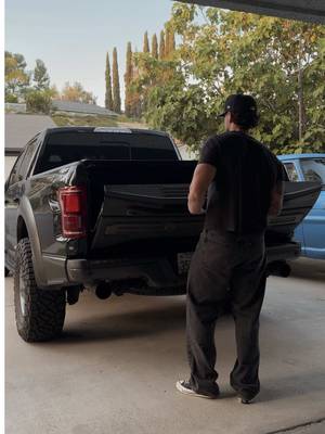 Installing new tonneau cover from rough country. Love that it a hard roll up and now everything is secure 👌🏼 #fordraptor #truckbuild #raptor 