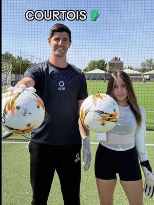 ¿Qué más le lanzo? 👀 @ElitesportGoalies  #futbol #courtois #realmadrid #portero #arquero 