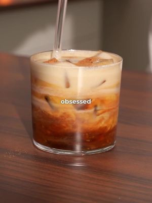 Banana Cream Iced Coffee 🤎 Recipe: - add to a blender: 150 ml/ 5 oz of barista oat milk, 1/2 banana, 1 tsp of honey, 1/3 tsp of cinnamon (a few dashes :D) - Blend until smooth, I've done 2 blend cycles - brew your double espresso while the mixer blends -add ice to your serving glass and pour in 150 ml/ 5 oz of water - add your espresso on top - top it with your banana cream (strain it if you want to get rid of any pieces) - garnish with cinnamon powder That’s it. Enjoy! 😁
