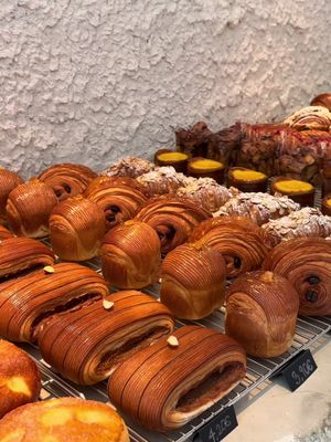 Ep. 1 of Madrid-maxing 🥐🍓🧁 today we’re trying @obrarmadrid  #madrid #studyabroad #madrideats #collegestudent #bakery 