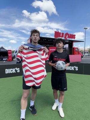 Beat Me in 1v1, Win the Jersey! We’re on a hunt find the best ballers to take to the TOMA finals in New York City, catch us here: Dallas, TX 5/3 Houston, TX 5/9 Wilmington, DE 5/19 Durham, NC 5/23 Richmond, VA 5/30 #teamnike @DICKS Sporting Goods @Nike Football 