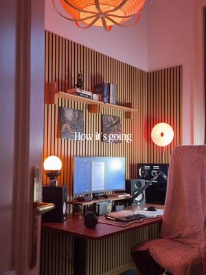 Didn‘t happen overnight, but I really like where it‘s at now 😌🙌🏻 My desksetup is and forever will be a work in progress, but that‘s exactly how I like it. #desksetup #GamingSetup #pcsetup #cozysetup #homeinspo