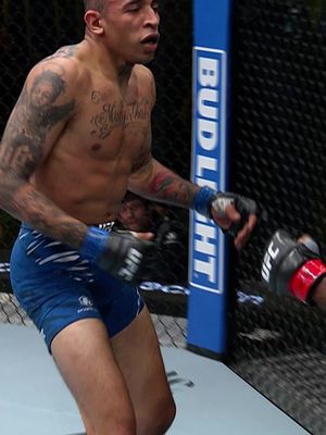 Em sua primeira luta principal o #CarlosPrates fez isso aí... 💥💥 Tá chegando a hora do brasileiro enfrentar Jack Della Maddalena no #UFCPerth! 💪 #TikTokEsportes #mma #UFC