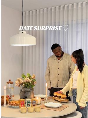Date surprise pour mon amoureux, parce qu’il le mérite tellement !! 😌 Je lui ai préparé un repas qu’il aime beaucoup : des hamburgers, avec les nouvelles Sauce Style Mayonnaise @Heinz Canada !  ❤️ Burger à la dinde avec la sauce Piri Piri 💛 Burger au bœuf avec la sauce Moutarde Fumée 💚 Burger au saumon avec la sauce Chimichurri C’était tellement bon MIAMM, et ça m’a vraiment donné envie de continuer à lui organiser des petites dates surprises. 🫶🏼 #HEINZMAYO #pub 