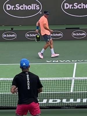 ROUND! THEM! UP! RAFA!! 👏👏😱 Rafa Hewett @The Pickleball Dad putting on a freaking show‼️  He pulls off a tweener AND a behind-the-back shot for the win! 🙌