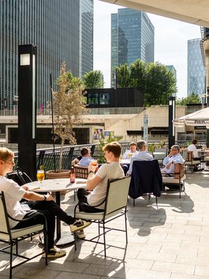 London hits different in the sun - visit Pitch Wharf terrace for lunch and drinks outside 🌞🍹🍺  #pitchlondon #londonhotspots #londonbars #happyhour #canarywharf 