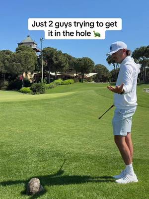How am I supposed to chip with that going on, Doug 🐢 #golf 