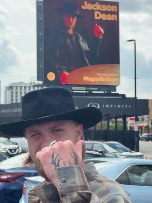 thank ye @Spotify n hotcountry for puttin me on such an iconic sign 🤘 MAGNOLIA SAGE OUT NOW