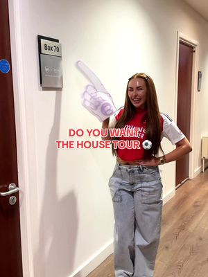 Do you want the @L'Oréal Paris UK Emirates box tour 🤩⚽️  @Demi Jones 👯‍♀️ #emirates #arsenalfc2023 #lorealparis 