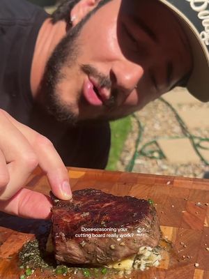 Does seasoning your cutting board actually work? @Jack Mancuso  #cookinghack 