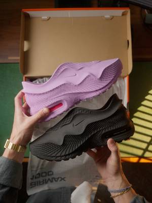 Would you wear 3D printed Nikes? 😳 @zellerfeld & @Nike just announced the AIRMAX 1000.2 in 'BLACK/BLACK' so here's your first look at it 🤝 These should me far easier to cop compared to past releases with the raffle opening up on May 4th 🤞